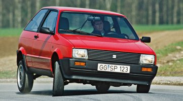 В его экстерьере можно заметить некоторые элементы, схожие с «зубильными», – например, центральную стойку или дверные ручки , А ЕЩЕ У НИХ ПО ЧЕТЫРЕ КОЛЕСА И ФАРЫ КВАДРАТНЫЕ!!!