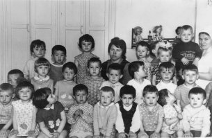 В садики ходили.