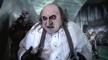 он на пигвина похож из Бэтмена