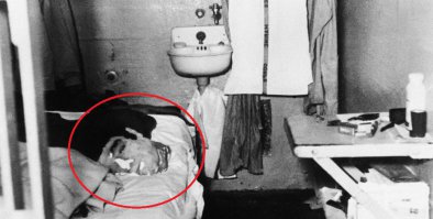 Так и не разобрал что там лежит, все время лицо кажется.