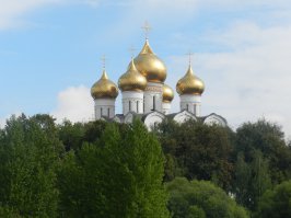 в прошлом году был в Ярославле,прикольный город ,мне понравилось,еще бы с удовольствием сгонял.а так то город как город с своими достоинствами и недостатками как все в этом бренном мире.да и проблем с водой  я не заметил(по крайней мере в гостинице была нормальная вода)