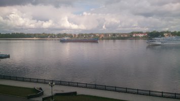 в прошлом году был в Ярославле,прикольный город ,мне понравилось,еще бы с удовольствием сгонял.а так то город как город с своими достоинствами и недостатками как все в этом бренном мире.да и проблем с водой  я не заметил(по крайней мере в гостинице была нормальная вода)