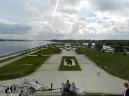 в прошлом году был в Ярославле,прикольный город ,мне понравилось,еще бы с удовольствием сгонял.а так то город как город с своими достоинствами и недостатками как все в этом бренном мире.да и проблем с водой  я не заметил(по крайней мере в гостинице была нормальная вода)