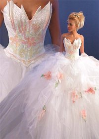 А мне от наши платья-торты больше нравятся, может быть кому-то кажется безвкусным, но такое действительно раз в жизни оденешь...