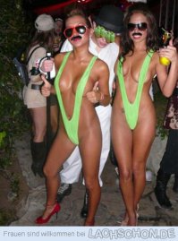 Отличный групповой костюм.