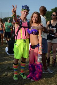 Вспоминая 90-е, в начале родители покупали всякую хрень, типа свитеров бойс  и мальвин. В середине начал сам зарабатывать и одевался уже в рейверские шмотки, обязательно ботинки "гладиатор" и яркие неонновые джинсы толстовки и куртки.