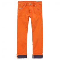 Вспоминая 90-е, в начале родители покупали всякую хрень, типа свитеров бойс  и мальвин. В середине начал сам зарабатывать и одевался уже в рейверские шмотки, обязательно ботинки "гладиатор" и яркие неонновые джинсы толстовки и куртки.