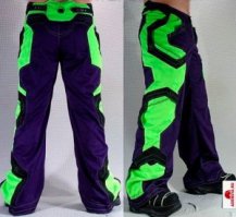 Вспоминая 90-е, в начале родители покупали всякую хрень, типа свитеров бойс  и мальвин. В середине начал сам зарабатывать и одевался уже в рейверские шмотки, обязательно ботинки "гладиатор" и яркие неонновые джинсы толстовки и куртки.