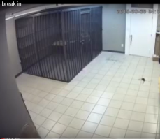 мне одному показалось что это КПЗ? а не магазин? для чего в магазине клетка со столом и стулом?