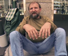 бездомный мужик чистый опрятный, не то что наши бомжи, обосраные, вшивые, вонючие, за 100 метров воняют блин!