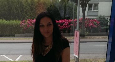 У нас (В Германии) гортензия есть практически у всех (кому нравится, конечно). Дикое разнообразие расцветок. С ранней весны до осени как то погорячились, на мой взгляд. А вот ухаживать за ней не так уж и тяжело, разрасттается как зараза.
Синенькая наша, на второй фотке плохо видно, но там "забор" гортензий из различных оттенков красного.