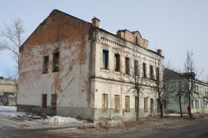 Да, в каждом городе такое есть. В моём родном городе Старая Русса в центре города твориться вот это. Отпраздновали тысячелетие, признаны городом воинской славы. А вот здания в центре города, являющиеся историческими памятниками - находятся в таком состоянии. Фото конечно с марта месяца, но поверьте, что ничего не изменилось...