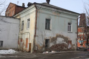 Да, в каждом городе такое есть. В моём родном городе Старая Русса в центре города твориться вот это. Отпраздновали тысячелетие, признаны городом воинской славы. А вот здания в центре города, являющиеся историческими памятниками - находятся в таком состоянии. Фото конечно с марта месяца, но поверьте, что ничего не изменилось...