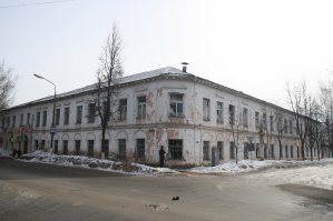 Да, в каждом городе такое есть. В моём родном городе Старая Русса в центре города твориться вот это. Отпраздновали тысячелетие, признаны городом воинской славы. А вот здания в центре города, являющиеся историческими памятниками - находятся в таком состоянии. Фото конечно с марта месяца, но поверьте, что ничего не изменилось...