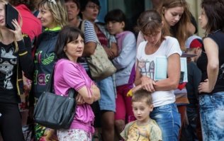 сравните беженцев с донбаса  и сирии. где у сирийцев дети и женщины?. они их бросили  или бегут только молодые и холостые