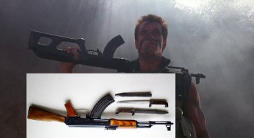 я не ос силён в оружии, но на плече Арни держит явно клон калаша..
правда слегка перелопаченый по внешнему виду..))