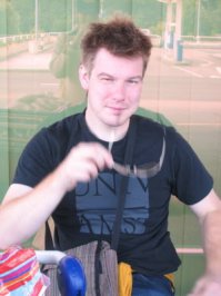 Посмотрите на этого доктора, да он больше на наркомана похож, которым наверняка и является