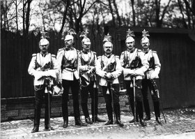 ... мда-а-а-а, в таком шлеме не то что воевать, ходить наверное было тяжело, зато бухать наверное было весело!!! Сразу видно чей орел уже приземлился, а чей еще парит высоко и гордо