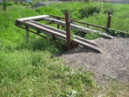 Такой "экстремальный аттракцион" был у каждого уважающего себя дачника-автолюбителя. Эстакадой в народе называется. Мужик серьезно экономит на ТО.