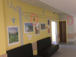 Действительно здорово делали раньше!
А теперь немного о современном искусстве на стенах в учреждениях.
Несколько месяцев назад, в одном роддоме Минска, Корейцы ремонт этажа закончили. Ну, как ремонт сделан - это надо говорить отдельно и при этом плакать. Финальная картина на стене, сделанная руками Корейцев, очень точно передает суть всего ремонта. Кратко предыстория картины:
По замыслу "художника", на стене изображаются телеграфные столбы, между ними натянуты провода, птицы летают вокруг, несколько птиц сидит на проводах. Заказали трафареты и краску, дали все Корейцам но не объяснили полет мысли "художника", а они в свою очередь, как все поняли, так и сделали. Где часть проводов? Как птицы сидят? ...