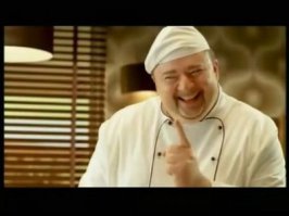 Человек пытается утешить гориллу, которая потеряла маму