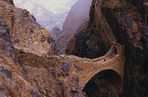 Теперь под этим стеклянным мостом уже наполовину построен кирпичный мост из кирпича туристов, типа как на фото