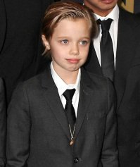 Борзеют, сволочи. Так же Шайло Нувель, дочь Бреда Питта и Анджелины Джоли, решила, что она больше не девочка, а мальчик. В 7 лет-то! Мама и папа, ессесно, поддержали такое мудрое решение. Идиоты...