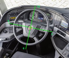 Простите много букв. Но скажу так: товарищ со своей методикой напоминает доктора Малахова. Я получил права в 1979 году и тоже в военном училище, в 82-м сам начал учить водителей, будучи командиром взвода в учебной дивизии. И учу до сих пор, правда - теперь периодически (это просто одна из составляющих служебных обязанностей) по специальным программам для водителей коммерческих автомобилей, например, немецкой F 17 201 EcoTraining. Даже есть сертификат ADAC.
1. Психологические тесты важны, но не в таком странном наборе. Например, упасть на руки инструктора с завязанными глазами - это к чему? Что значит "рисковать попусту"? По методикам подготовки бойцов спецназа учат обдуманно рисковать. Это же касается и водителей. В основе расчет, поэтому надо учить человека максимально, но не на "автомате", а сознательно просчитать ситуацию (в немецких методиках это называется "предусмотрительное вождение"), но не "падать с завязанными глазами".
2. Одновременно следить за дорогой и панелью приборов опасно. Автомобиль на скорости 60 км/ч за секунду проезжает 16,7 м, посему надо развивать боковое зрение. Вы должны видеть не приборы, а подсознательно фиксировать изменение положения стрелок, некие загорающиеся лампочки - в остальном информация с комбинации приборов только отвлекает внимание от наблюдения за дорожной ситуацией.
3. Что за бред что-то подкладывать под задницу? Водитель должен сидеть комфортно и удобно, а дискомфорт будет только отвлекать от управления автомобилей. Тем более ученика.
4. Плавно отпускать сцепление надо учиться на совсем небольшом подъеме. Обучаемый должен почувствовать момент падения оборотов (сначала по стрелке тахометра, потом - по ощущениям) и чуть поддержать их педалью газа. Можно дать "поиграть": чуть больше нажал педаль сцепления - машина начала откатываться назад, чуть отпустил - она стоит, еще чуть отпустил - пытается ехать вперед. Сцепление убивается, но не быстро.
5. Заклеивать (надевать мячик) на рычаг управления коробкой бессмысленно: правая рука кладется на него сверху, ладонь и так закрывает все символы.
6. На картинках захват руля не правильный - это многофункциональный руль и его держат так, чтобы кнопки управления были доступны (обычно их нажимают большими пальцами). Картинку многофункционального руля современного автобуса привожу, здесь захват должен быть "без двадцати четыре", а не "без десяти десять". Кстати, кроме клавиш управления аудиосистемой и мобильной связью на него выводятся управление круиз-контролем (даже скорость можно менять, не касаясь педали газа) и с него же задается дистанция до автомобиля впереди (если эта функция есть). Также с клавиш осуществляется доступ к бортовому компьютеру и навигации. Кроме того, левая рука на руле должна лежать так, чтобы достать до рычага управления сигналами поворота только разжав и распрямив пальцы.
7. Сварочные очки или противогаз даже не обсуждаем. Вы должны увидеть и понять, как выглядит дорога и любые объекты не в темноте, а в свете фар, особенно - би-ксенона. Как изменяются их размеры и визуальноопределяемые расстояния до препятствий... Данные предметы такой возможности не дадут. Тем более подсознание может зафиксировать: сейчас сниму очки, и все будет видно.
8. При обнаружении неожиданного препятствия допустимо только экстренное торможение (кстати, что-то про АБС слова). Попытка отвернуть, особенно неопытным водителем, особенно в дождь или гололед может привести к более тяжелым последствиям, чем наезд на препятствие: выезд на встречную полосу, занос и потеря управления, выезд на тротуар, съезд в кювет. По опыту участия в расследованиях ДТП: в первом случае при хорошем адвокате и соблюдении ПДД можно все свести к "не имел технической возможности остановится", во: "водитель не справился с управлением и потерял контроль над автомобилем" и здесь все однозначно.

Кстати "индивидуальный подход" как бы намекает, что товарищ заинтересован в максимальной продолжительности обучения - оплата-то почасовая...