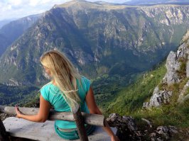 Скамейка на горе Чуревац (Черногория), каньон реки Тара, незабываемое зрелище