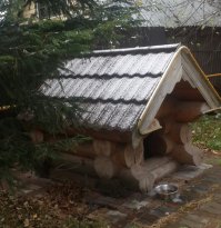 Эту баню я строил хоть и не своими руками, но строили мои ребята когда я еще занимался строительством и понимаю толк в стройке. А вот то что сделал своими руками так вот эта собачья будка. Пусть у меня руки и не созданы для шедевров, зато мозги работают