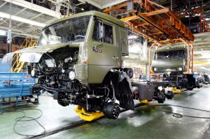 Посмотрел на цеха, как в СССР побывал :) У нас сейчас таких темных цехов с грязными полами и кучей бочек в углу уже поискать нужно.