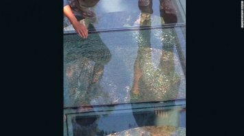 и вот трещина. точнее не трещина а "взрыв" коленного стекла без рассыпания, видимо защитная пленка спасла.