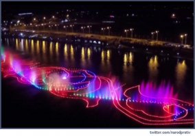 ... господи, что только люди не делают, только что бы славить имя твое !!!! 
Самый большой фонтан в Грозном, на который 60 млрд. денег дал аллах