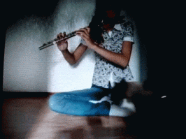 Кот ей сообщает что играть на коженой флейте у нее лучше получается)