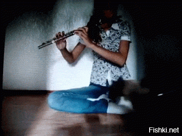 Кот ей сообщает что играть на коженой флейте у нее лучше получается)