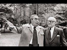 Миллионер из Америки Арманд Хаммер был большим другом Советского Союза.
(В частности, он построил карандашную фабрику имени Сакко и Ванцети в
20-х, припортовый завод с аммиакоперевалкой под Одессой и так далее, но
речь не об этом).
В любое время дня и ночи...

Однажды в конце 70-х он прилетел в Москву (как всегда, на своем
самолете) около двух часов ночи. Хаммеру подали к трапу машину и
собирались везти в гостиницу, но он неожиданно потребовал отвезти его на
Красную Площадь, где захотел посетить Мавзолей Ленина.
Ему стали объяснять, что уже третий час ночи, мавзолей закрыт, может
быть завтра утром?
На что Хаммер достал из кармана бумажку со следующим текстом:
- "Товарища Хаммера пропускать ко мне в любое время дня и ночи. В. И.
Ульянов (Ленин)".