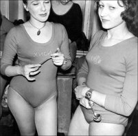 Слева у тетеньки совсем мохнатка не бритая