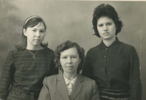 Ну что, в тырнете закончились все девушки СССР? Почему одни и те же фотки в который раз?