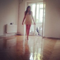 Я у себя дома тоже сделал белые стены. Учитывая что во дворе высокие деревья, и они дают много тени, в квартире стало значительно светлее.
Фотка на стадии завершения ремонта(и моя супруга) :)

А вообще мне домик понравился. Светлый, уютный...
