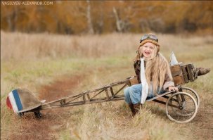 Ну а если брать постановочные фотографии с детками, то вот ещё неплохой фотограф - Александр Васильев.У него тоже нет ярких веночков в кадре - всё очень естественно.