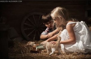 Ну а если брать постановочные фотографии с детками, то вот ещё неплохой фотограф - Александр Васильев.У него тоже нет ярких веночков в кадре - всё очень естественно.