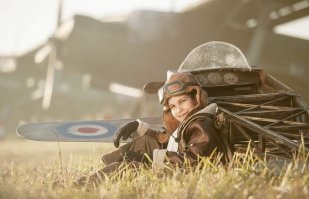 Ну а если брать постановочные фотографии с детками, то вот ещё неплохой фотограф - Александр Васильев.У него тоже нет ярких веночков в кадре - всё очень естественно.