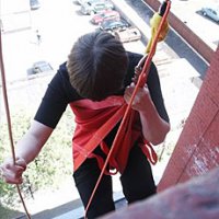Автор бы вообще офигел, если бы увидел щит со слип-эвакуаторами и одноразовыми "Фениксами" (СИЗОД). А между прочим, в гостиницах им самое место. И не надо путать понитяя "эвакуационный выход" и "спасательная лестница".
