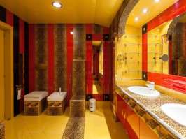 Унитаз, биде, я поняла. А вот рядом, никак-трон?