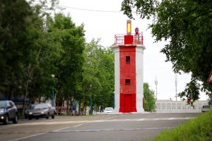 В поселке Ванино (Дальний Восток) два маяка на центральной улице один за одним.