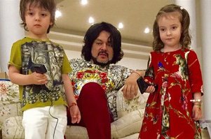 Самые пожилые и самые ненормальные мамы, которые не думают о том, успеют ли они воспитать своих малышей...((
А вот самая странная МАМА на свете...))))