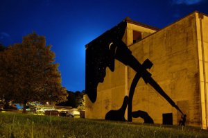 Мы с надеждой смотрим на будущее, Будущее с ужасом смотрит на нас