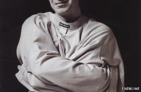 Стивен Пол Джобс по секрету шепнул конгрессмену Джорджу, что крепкий, простой, и такой мигающий с кучей всяких штучек, iPhone, с одной кнопкой для одного пальца разрабатывался специально для умственно отсталых людей. Они любят, когда их ограничивают в выборе, упрощая всё в телефоне. Они, конечно, не смогут повредить его программную часть. Мы даже края телефона закруглили, чтобы они себя не поранили. (Smarterphone — было его рабочим названием. "Умнее Хозяина")
— Это то, что нужно для моего парламента! — ответил Джордж, пуская слюну на свою белоснежную, как iPhone, рубашку.©