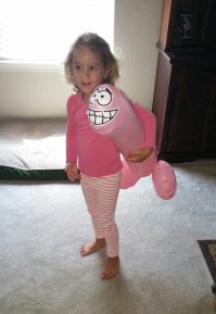 Мама учит дочку хорошим манерам