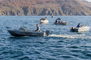 год назад ходили на катере на рыбалку в район мыса поворотный.